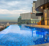 High Life Central with Pool and Car Park - Melbourne 4u