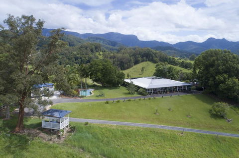 Hillcrest Mountain View Retreat - Accommodation Melbourne 0