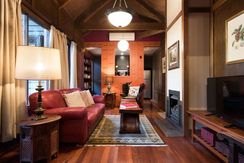 Hills End Camellia - Accommodation Melbourne 2