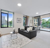 HomeHotel walking distance to Train and Westfield. - Accommodation Melbourne
