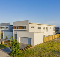 HomePlus -Fabulous Waterfront Dream Holiday House - Accommodation Melbourne