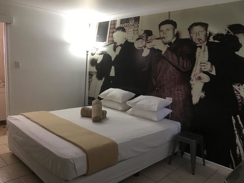 Hotel Corones - Melbourne 4u 1