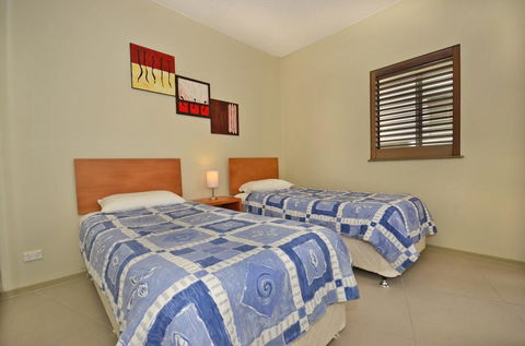 Jomar U1, 21 McIlwraith Street, Moffat Beach - Accommodation Melbourne 1