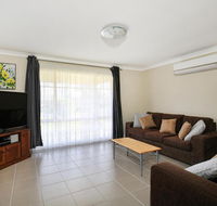 Kingfisher - Pet-Friendly - 10 Mins to Hyams Beach - Accommodation Melbourne