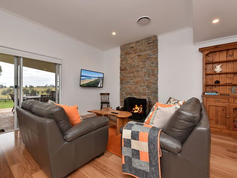 Kinloch Cottage Renovated To New On Daisy Hill Vineyard - Accommodation Melbourne 3