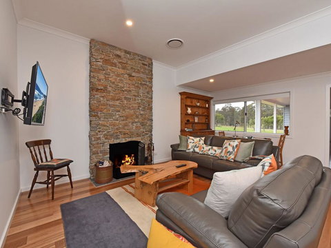 Kinloch Cottage Renovated To New On Daisy Hill Vineyard - Accommodation Melbourne 2