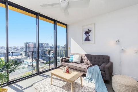 KOZYGURU FORTITUDE VALLEY AMAZING VIEW 2BED APT + FREE PARKING QFV010 - Accommodation Melbourne 0