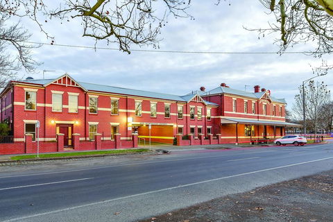 Lake Inn - Ballarat - Accommodation Melbourne 0