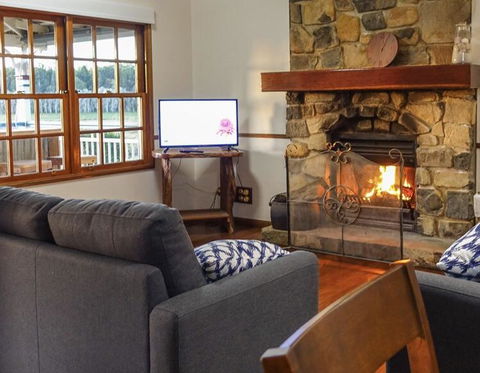 Lakefront Holiday Villa - Accommodation Melbourne 1