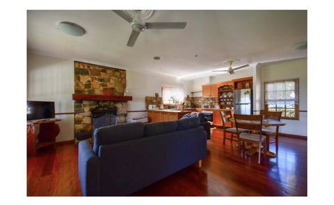 Lakefront Holiday Villa - Accommodation Melbourne 0
