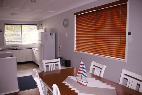 Lakes Edge Cottage - Accommodation Melbourne 3