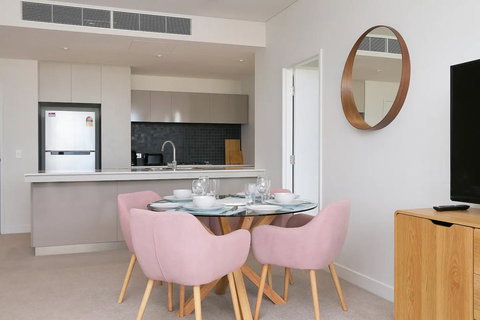 Large Modern 2 Bedroom Apartment Near Lake Claremont - Accommodation Melbourne 3