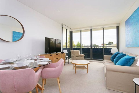Large Modern 2 Bedroom Apartment Near Lake Claremont - Accommodation Melbourne 0