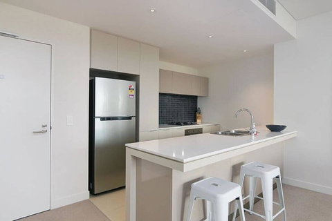 Large Modern 2 Bedroom Apartment Near Lake Claremont - Accommodation Melbourne 2