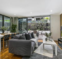 Large unit amid inner-city greenery close to CBD - Accommodation Melbourne