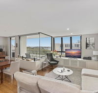 Light filled apartment with sweeping harbour views - Accommodation Melbourne