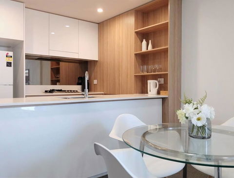 Luxury 1 Bedroom + 1 Study With 1 Parking - Accommodation Melbourne 2