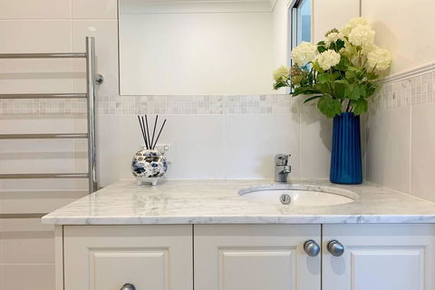 Luxury Storybook Manor Guest Suite - Melbourne 4u 3