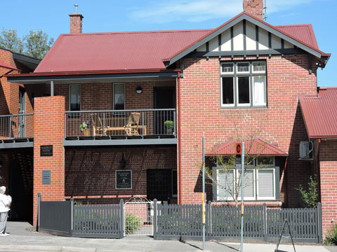 McKenzie House - Accommodation Melbourne 0
