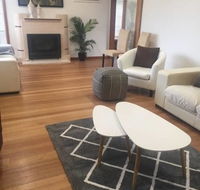 Melbourne delightful  comfortable home. Sleeps 10. Walk to train. 17 km from CBD. - Accommodation Melbourne