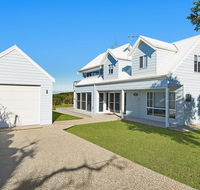 Middle Rock Beach House - Beach Front Lake Cathie - Accommodation Melbourne