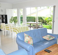 MODERN 3 BEDROOM APARTMENT IN TRADITIONAL QUEENSLANDER  PATIO LEAFY YARD POOL - Accommodation Melbourne