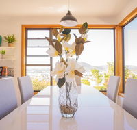Moonah House-10 mins to CBD  MONA 4BR 2 BATH great view park 3 cars sleep 11 king bed en-suite - Accommodation Melbourne