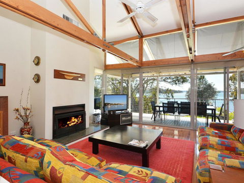 Morisset Bay Waterfront Views Lake House Looking Over Trinity Marina - Accommodation Melbourne 1
