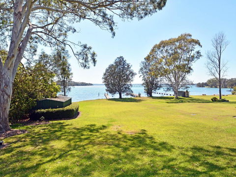 Morisset Bay Waterfront Views Lake House Looking Over Trinity Marina - Accommodation Melbourne 3