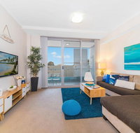 Near Airport  Train Station Stylish Two-Story Apartment - Accommodation Melbourne
