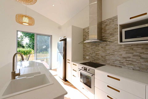 Sunny Blinco Street House - Accommodation Melbourne 3