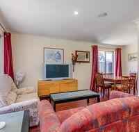Brilliant neat convenient family-friendly house - Accommodation Melbourne