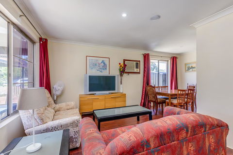 Brilliant, Neat, Convenient, Family-friendly House - Accommodation Melbourne 0