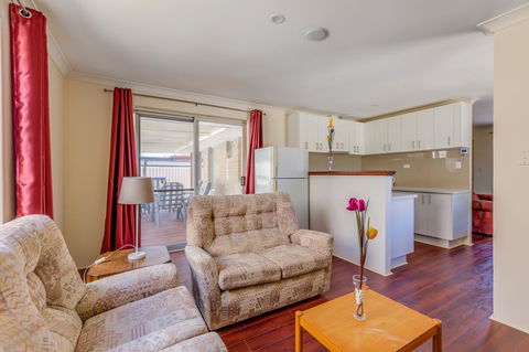 Brilliant, Neat, Convenient, Family-friendly House - Accommodation Melbourne 7