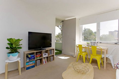 SEA BREEZE â€“ Between Cottesloe Beach & Swan River - Melbourne 4u 19