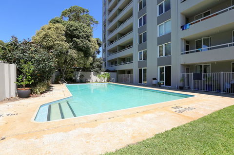 SEA BREEZE â€“ Between Cottesloe Beach & Swan River - Melbourne 4u 4