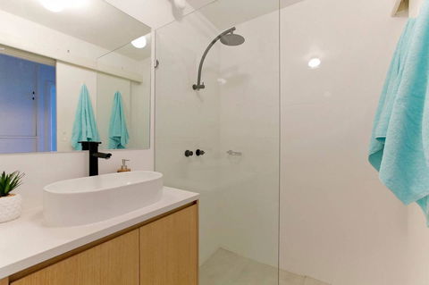 SEA BREEZE â€“ Between Cottesloe Beach & Swan River - Melbourne 4u 11