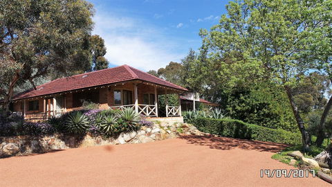 Eleebana Guest House - Accommodation Melbourne 0