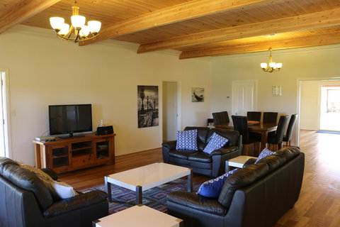 Burton Farmhouse - Accommodation Melbourne 12