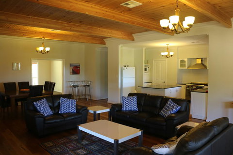 Burton Farmhouse - Accommodation Melbourne 0