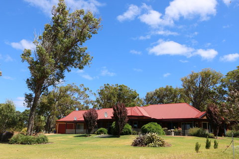Burton Farmhouse - Accommodation Melbourne 8
