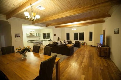 Burton Farmhouse - Accommodation Melbourne 9