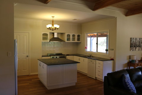 Burton Farmhouse - Accommodation Melbourne 1