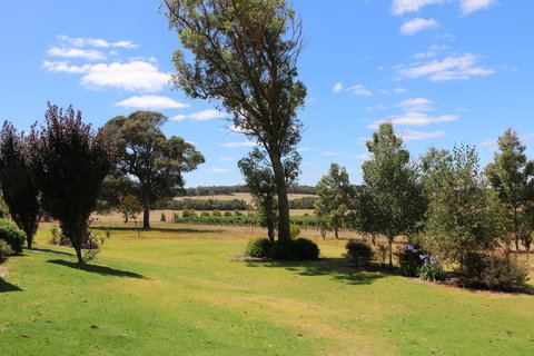Burton Farmhouse - Accommodation Melbourne 7