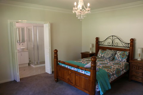 Burton Farmhouse - Accommodation Melbourne 4