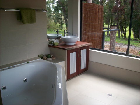 SilverSprings Spa Retreat Pet Friendly Cottages And Glampings - Accommodation Melbourne 5