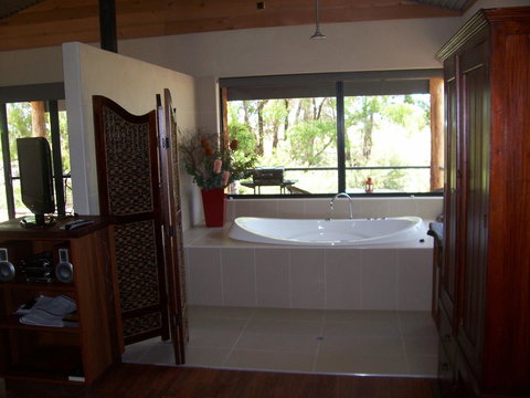 SilverSprings Spa Retreat Pet Friendly Cottages And Glampings - Accommodation Melbourne 12