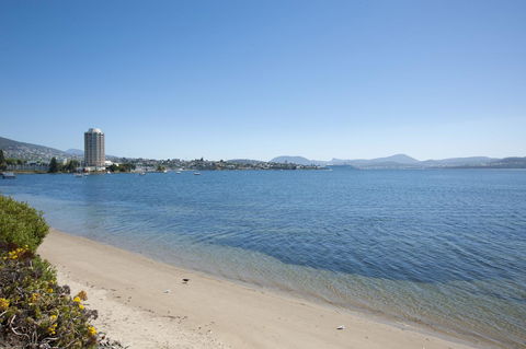 Sandy Bay Waterfront Home - Accommodation Melbourne 0