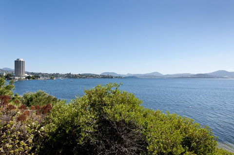 Sandy Bay Waterfront Home - Accommodation Melbourne 14