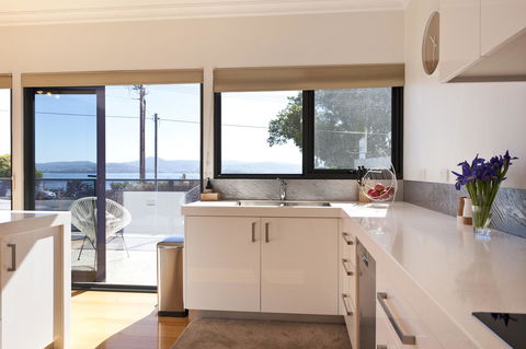 Sandy Bay Waterfront Home - Accommodation Melbourne 13